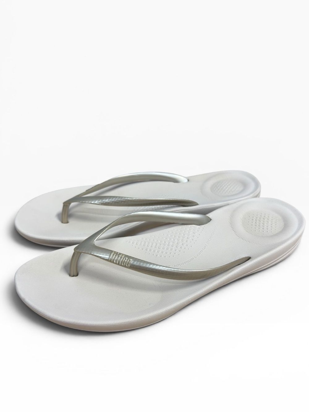 FitFlop iQushion Ergonomic Thong Flip Flops Silver White Gray Women’s Size US 8